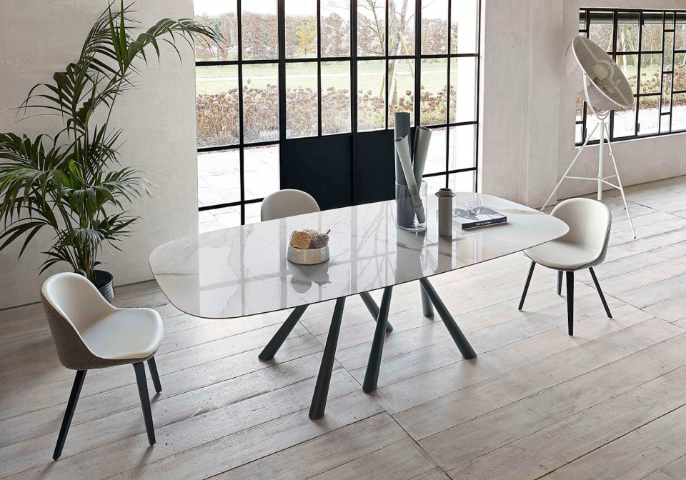 Sonny chair with seat in white leather and back shell in black fabric. The base is made of wood