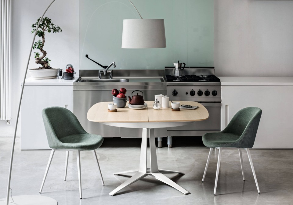Sedia Sonny con seduta in tessuto verde e base in acciaio verniciato bianco