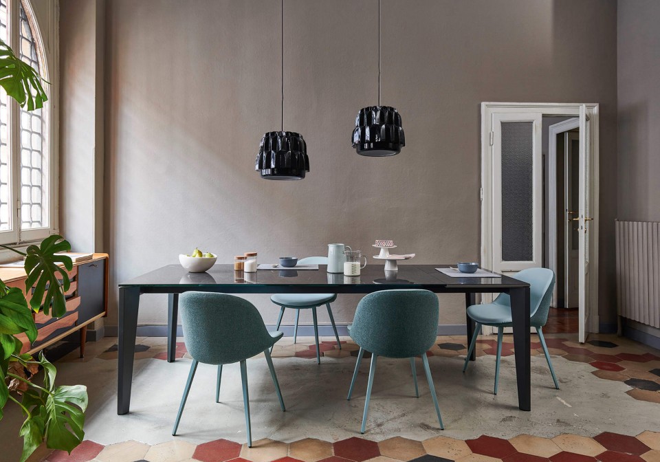 Sedia per tavolo da pranzo Sonny con sedile in tessuto azzurro e base in metallo azzurro