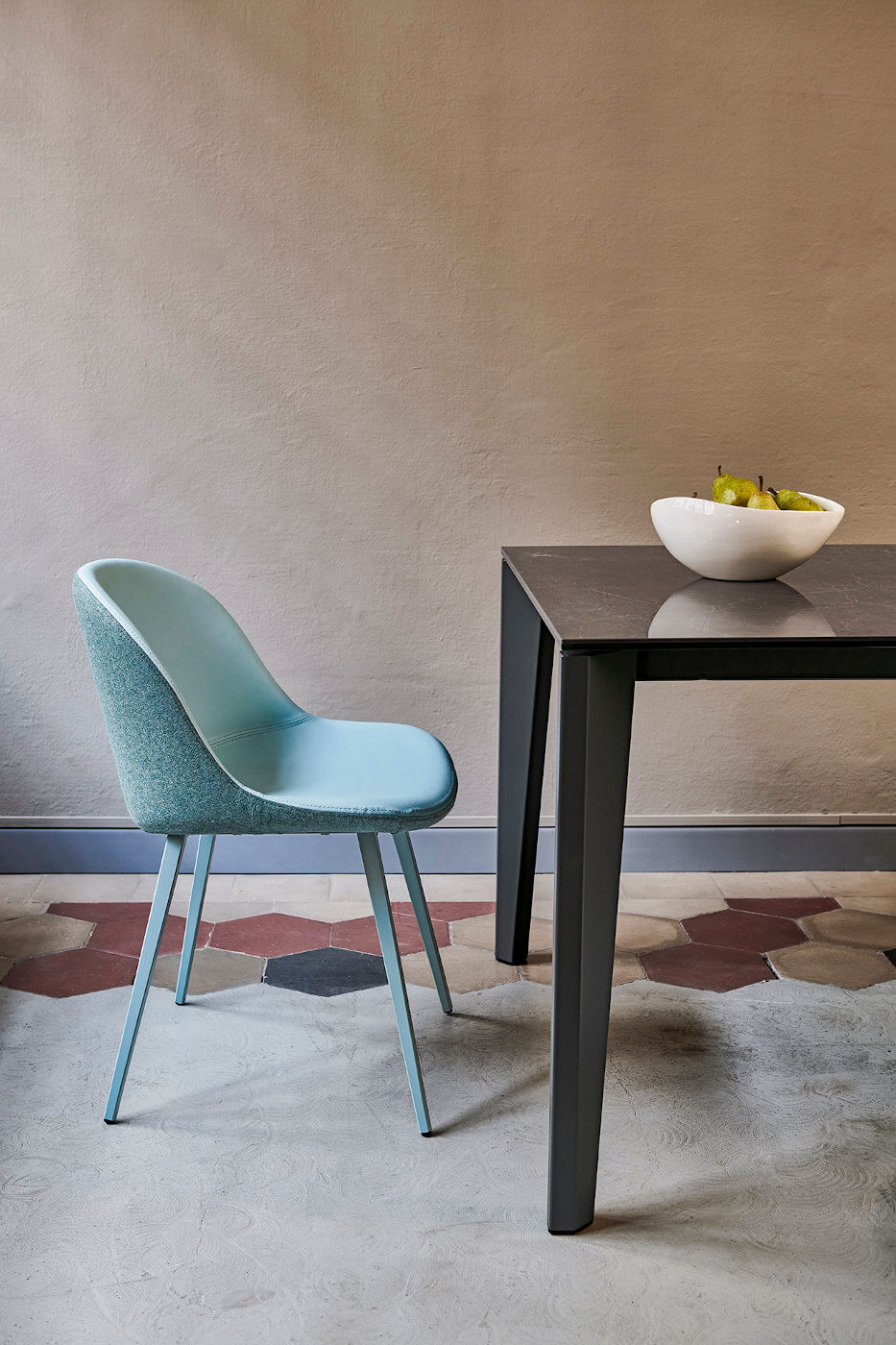 Sedia Sonny con seduta imbottita e rivestita in tessuto azzurro e base in acciaio verniciato azzurro