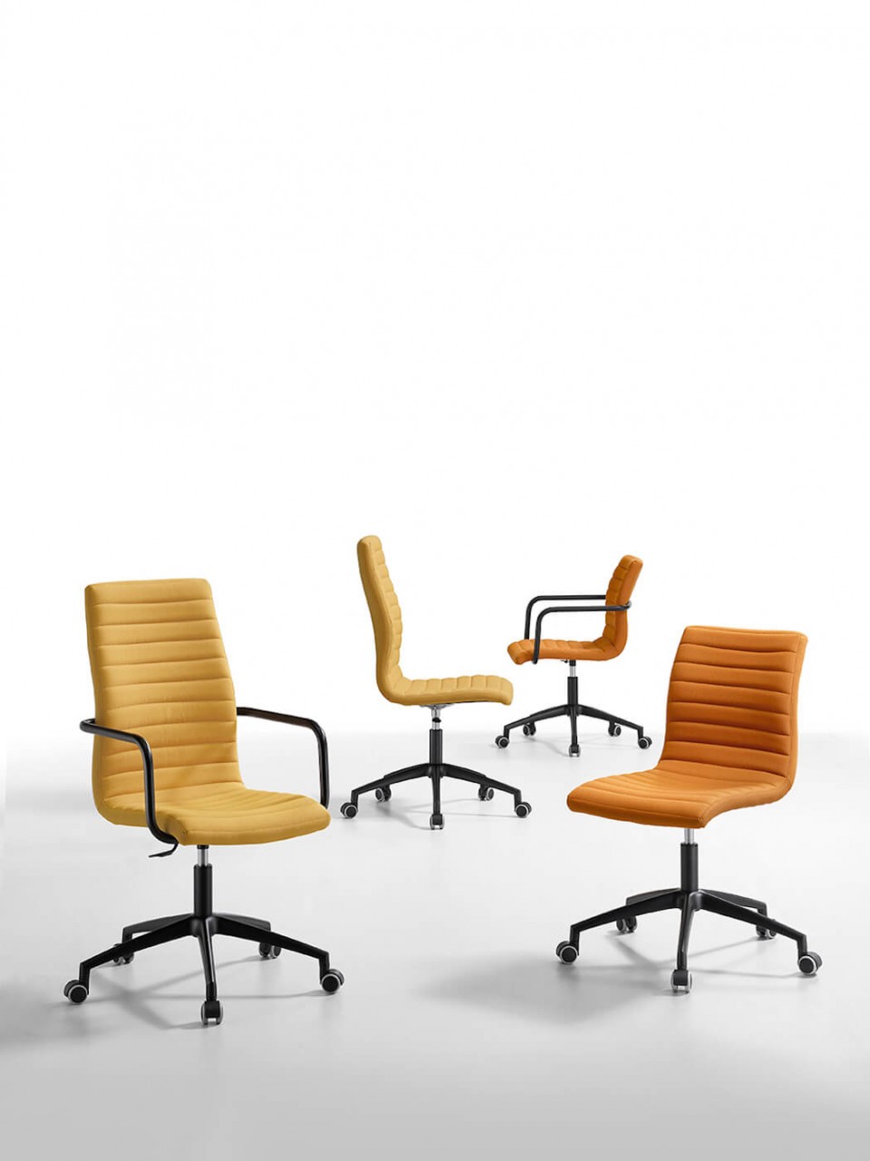 Sedia con ruote Star con schienale basso rivestito in tessuto arancione