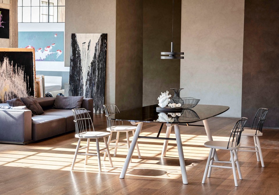 Sedia di design Strike in legno con schienale in metallo