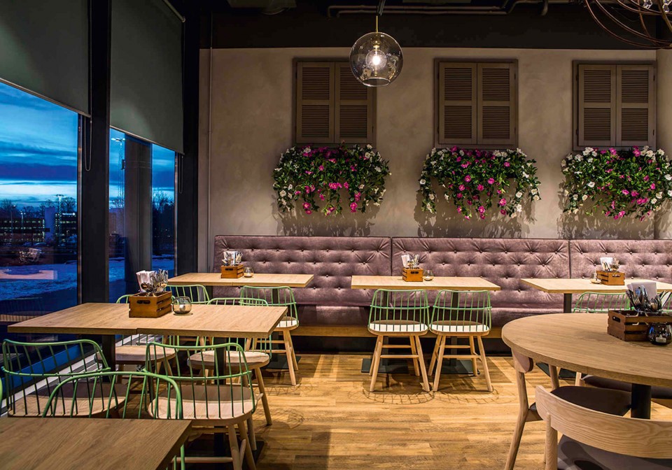 Sedia da ristorante Strike con schienale in metallo verniciato verde e struttura in legno