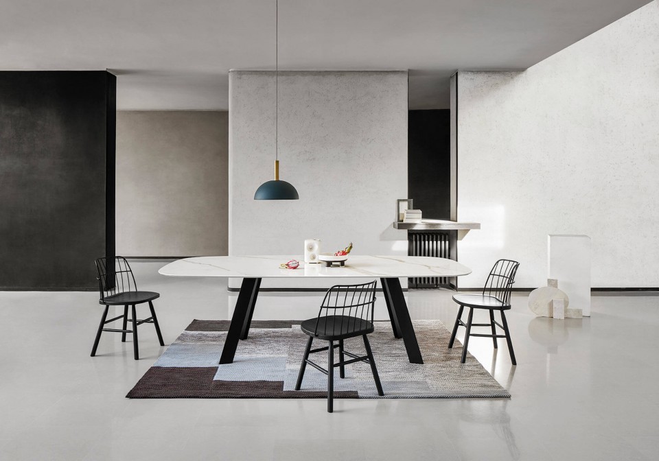 Sedia per tavolo da pranzo Strike con struttura in legno verniciato nero e schienale in metallo nero