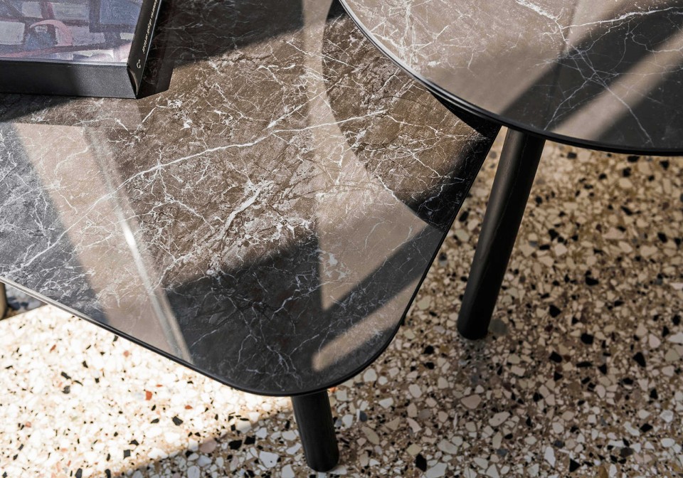 Détail du plateau en céramique effet marbre noir de la table basse carrée Suite