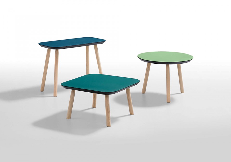 Coffee table Suite with wooden legs in natural oak finish and green leather top