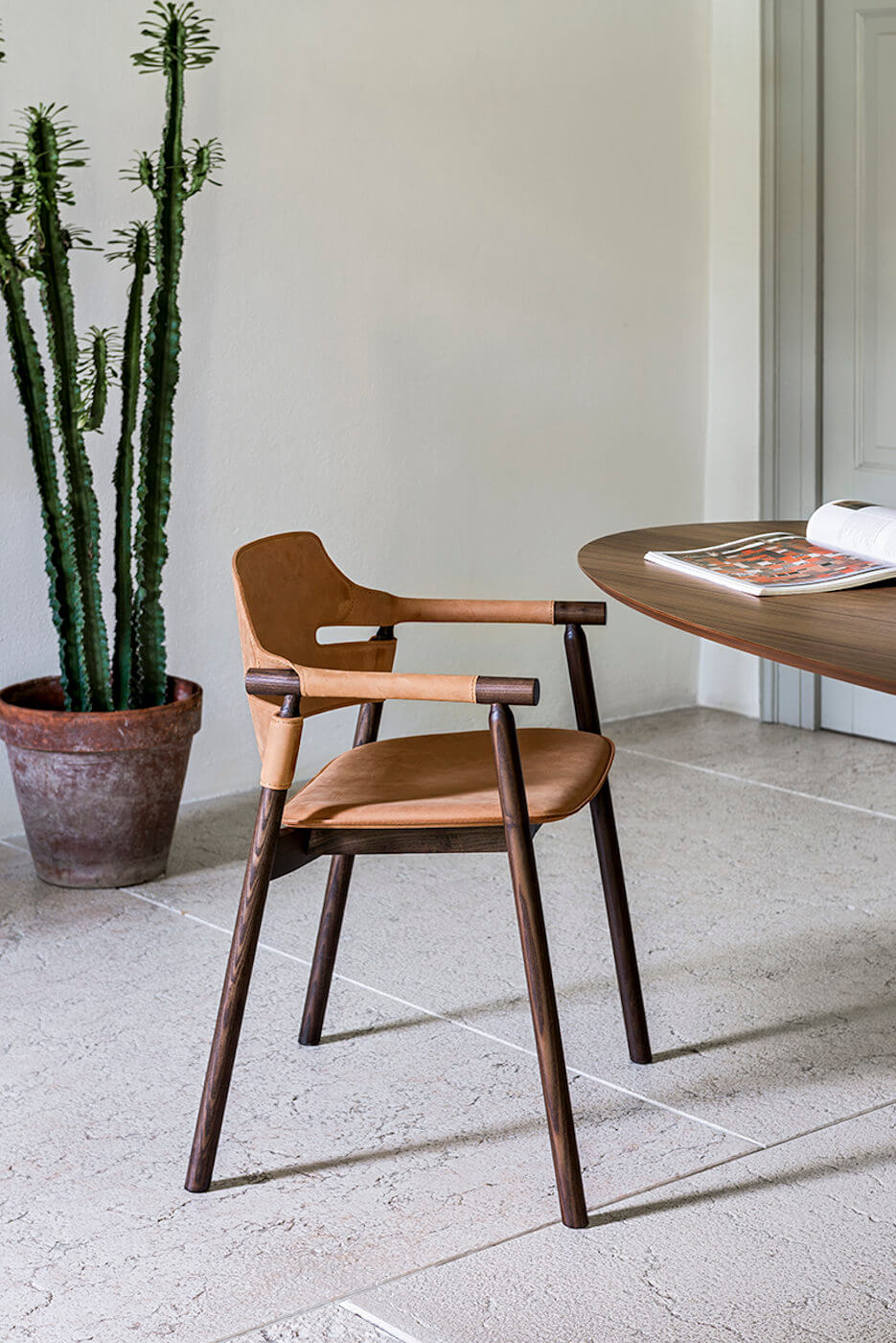 Chaise avec accoudoirs Suite avec cadre en bois et assise en cuir marron