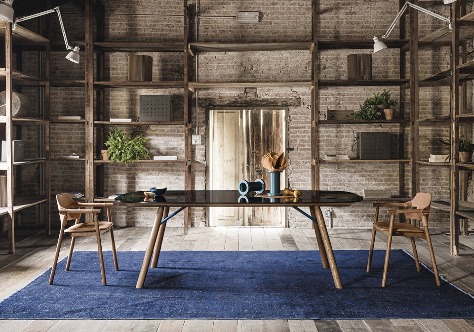 Suite table moderne avec pieds en bois et plateau en verre fumé