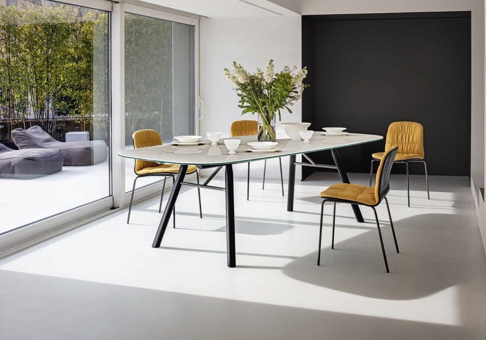 Suite design table avec pieds en bois et plateau en cristalcéramique effet marbre calacatta