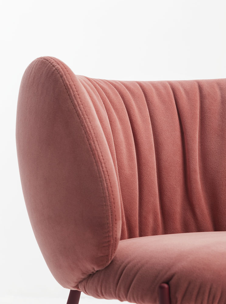 Soft backrest of Mys chair in pink velvet