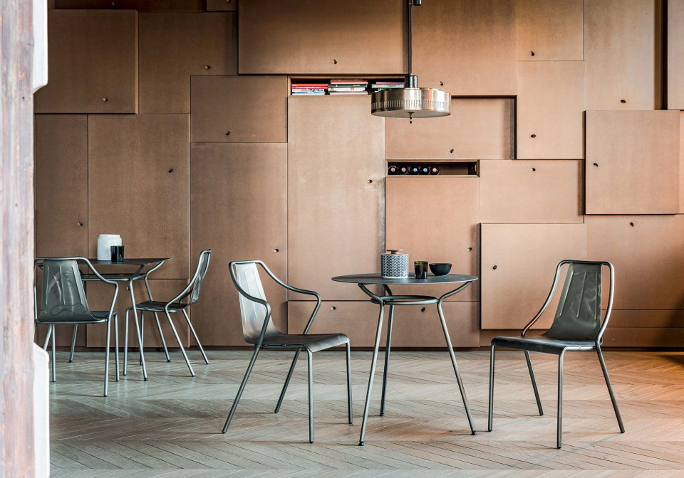 Ola table with three legs in raw metal