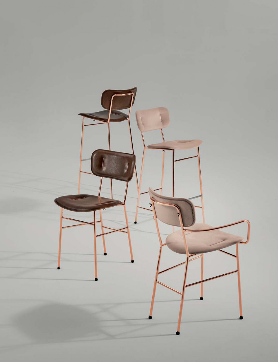 Piuma chair with armrests in pink fabric
