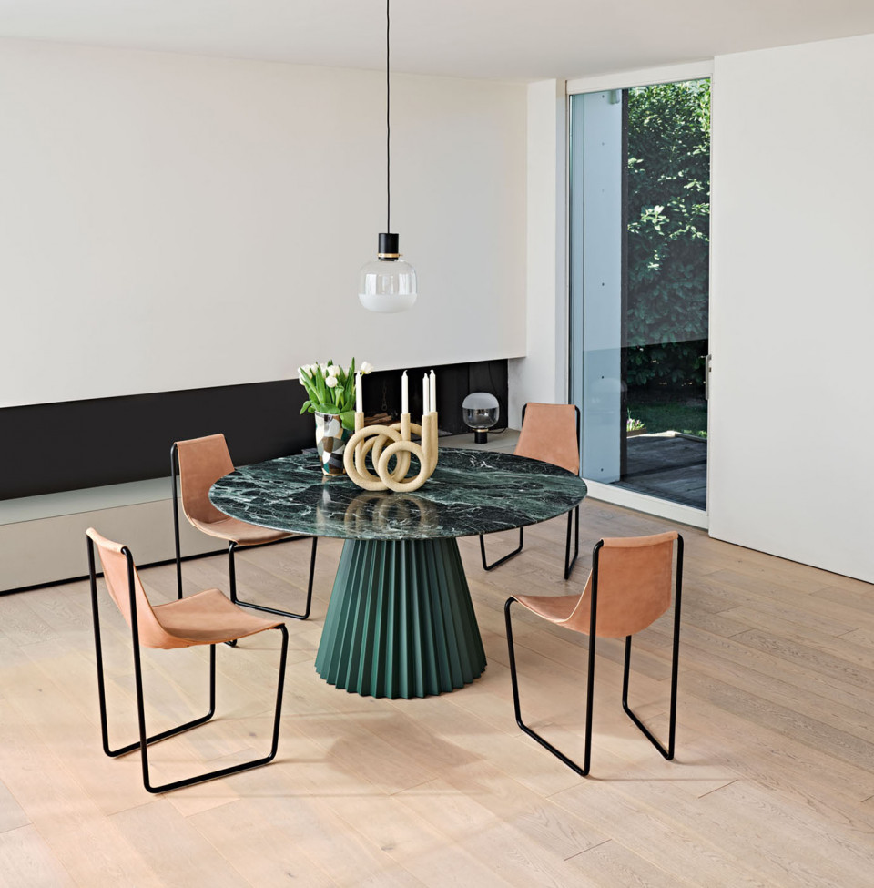 Table Plissé design Paola Navone, piètement en acier vert, plateau en marbre vert tinos