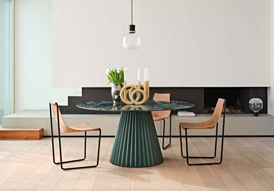 Table Plissé design Paola Navone, piètement en acier vert, plateau en marbre vert tinos
