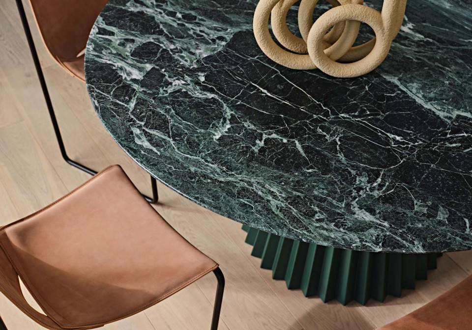Tavolo Plissé design Paola Navone. Base in metallo verde scuro, piano in marmo verde tinos