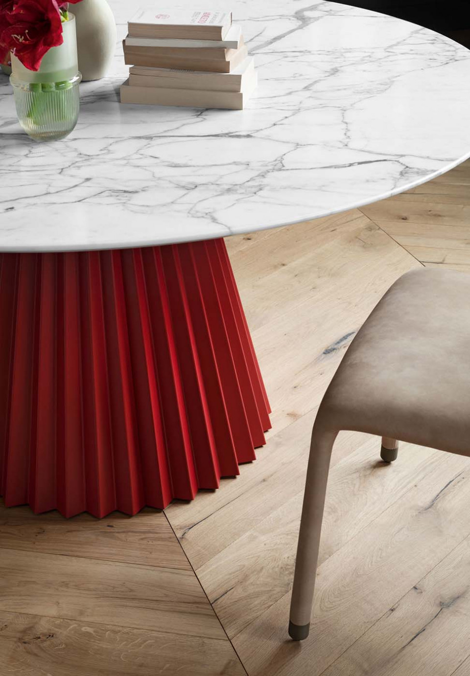 Table Plissé design Paola Navone, piètement en acier rouge, plateau en marbre blanc