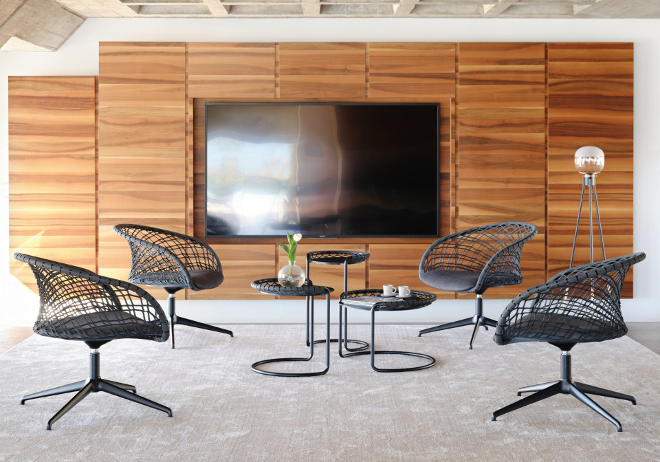 p47 swivel lounge armchair in hide 