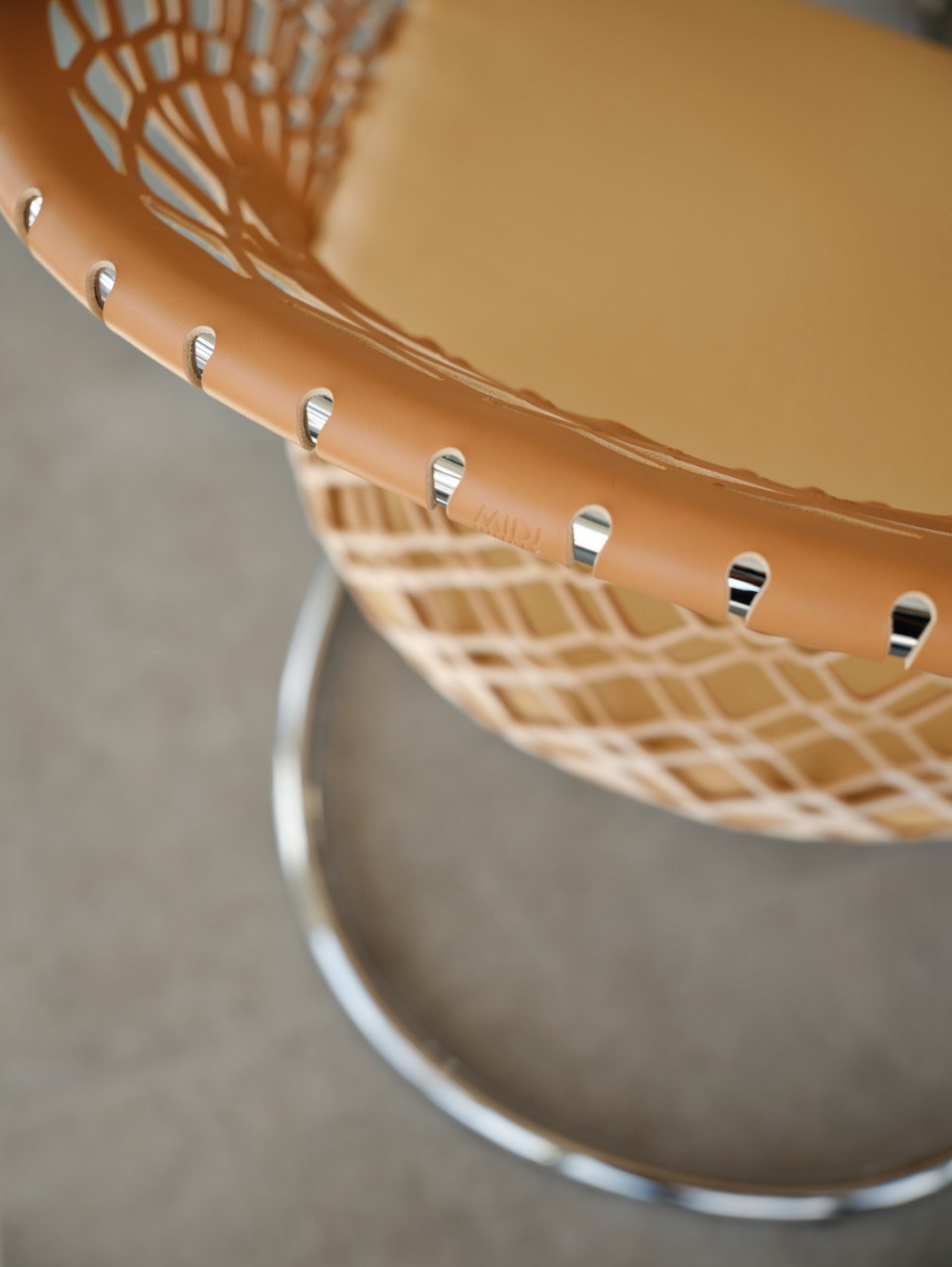 Detail du fauteuil lounge P47 en cuir naturel