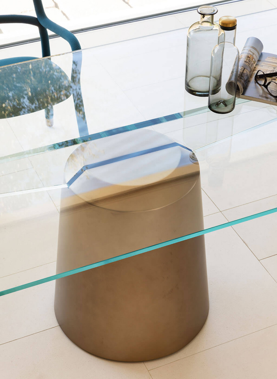 Tavolo rettangolare Spike con piano in vetro trasparente, design Giulio Iacchetti