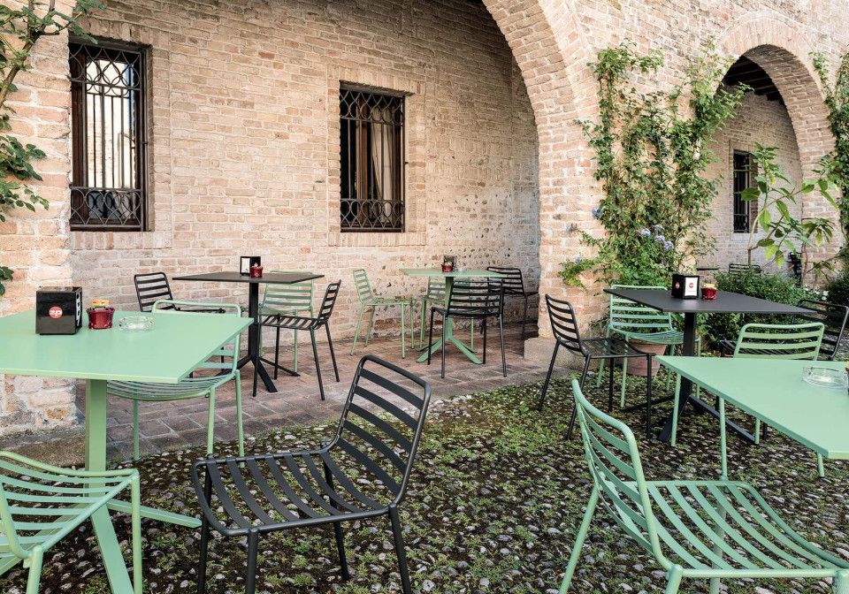 Square bistrot base in green metal for outdoor use
