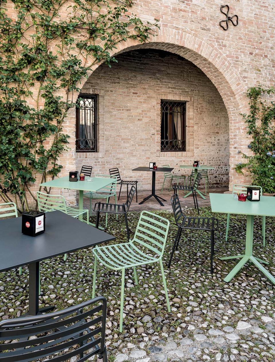 Square bistrot base in black metal for outdoor use