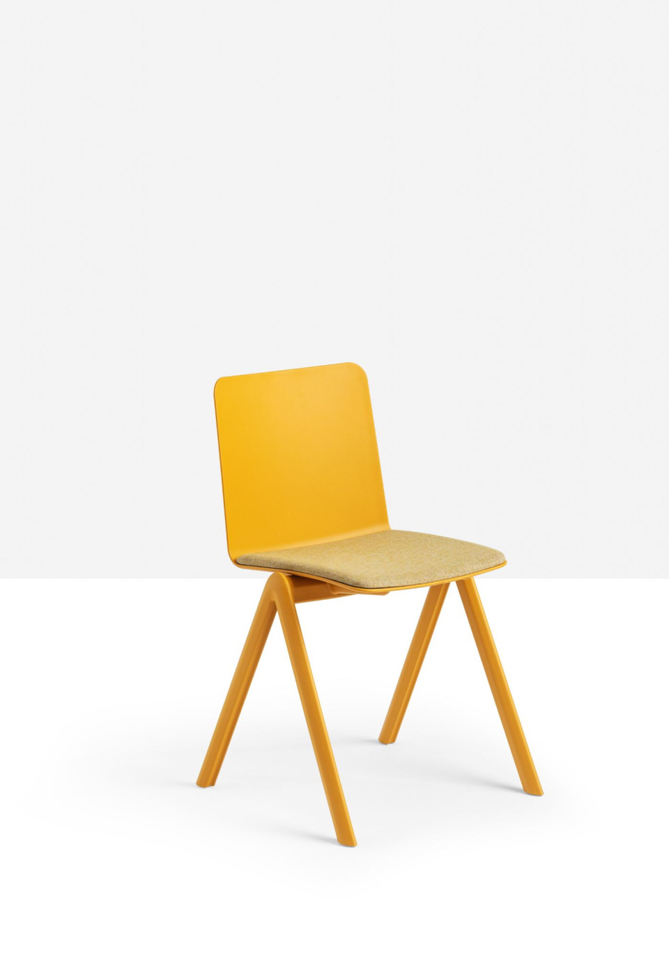 Chaise Stack à quatre pieds empilable en polypropylène avec assise recouverte en tissu, cuir ou similicuir MIDJ