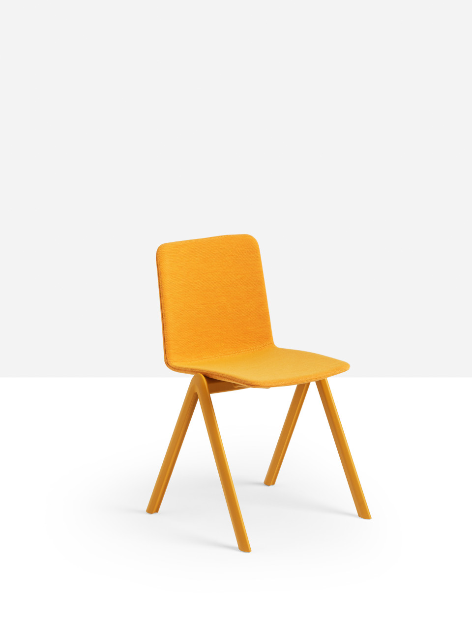 Chaise Stack à quatre pieds empilable en polypropylène avec coque recouverte en tissu, cuir ou similicuir MIDJ