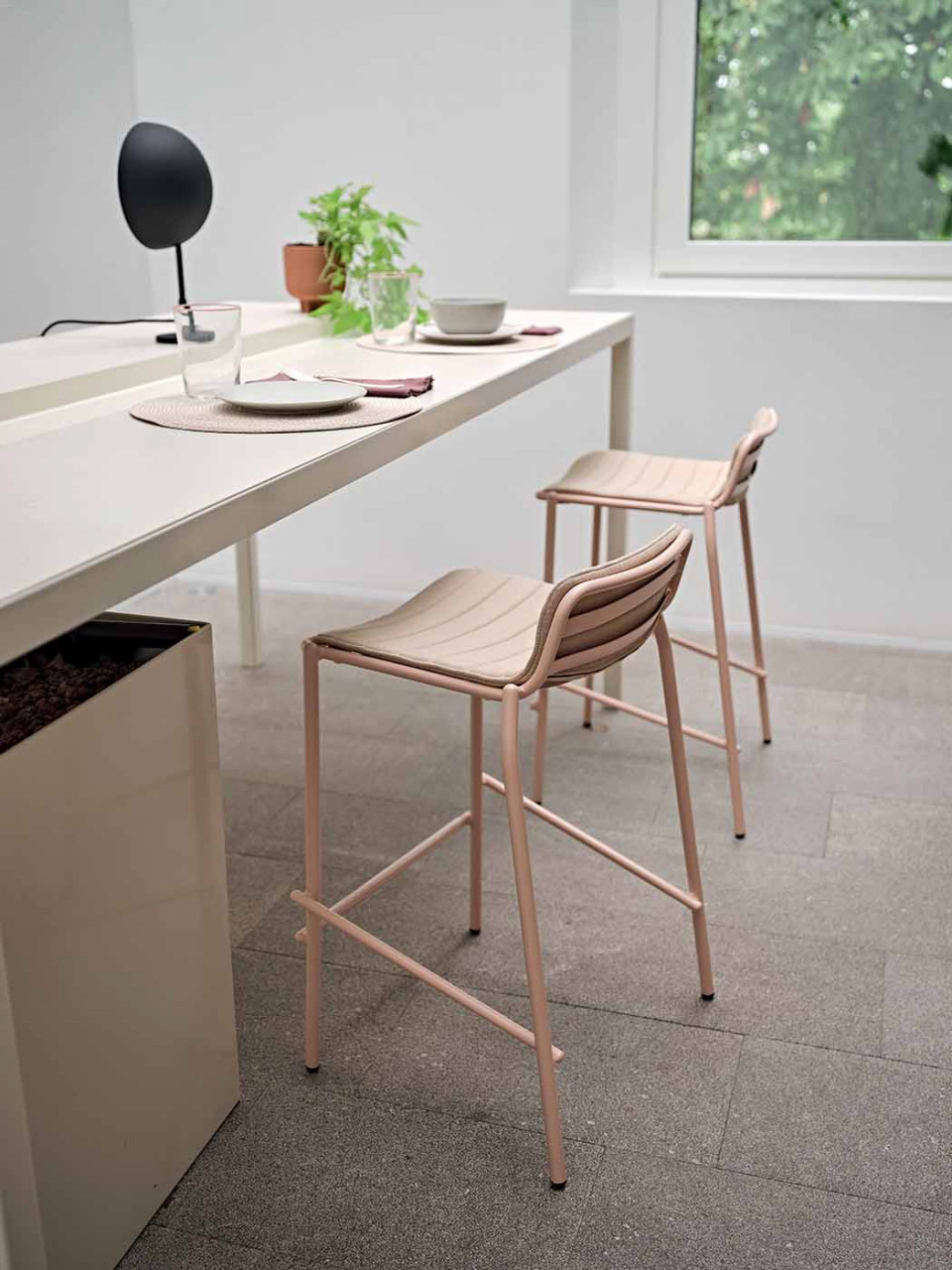 Trampoliere stool suitable for outdoor use in pink