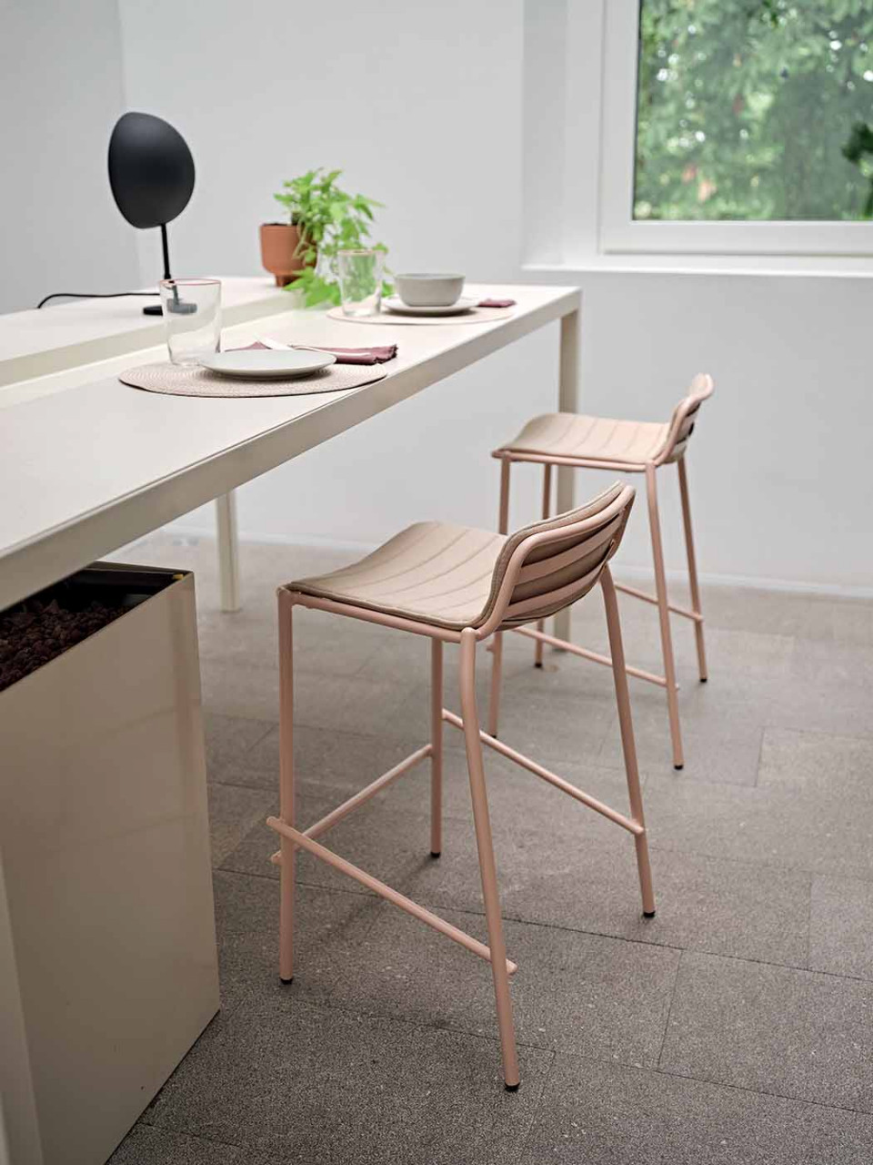 Tabouret Trampoliere adapté pour une utilisation en extérieur en rose