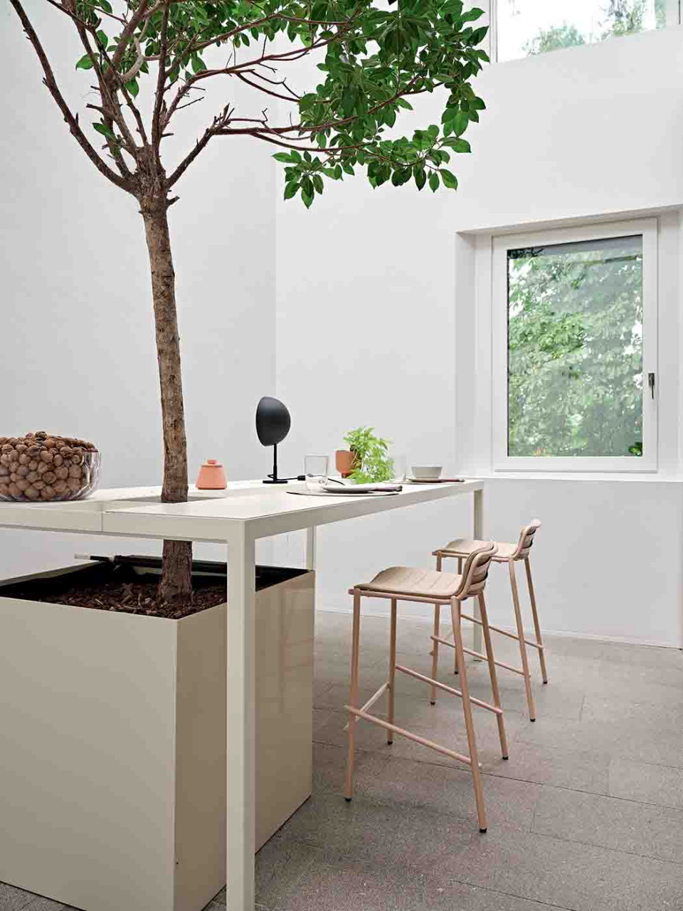 Trampoliere stool suitable for outdoor use in pink