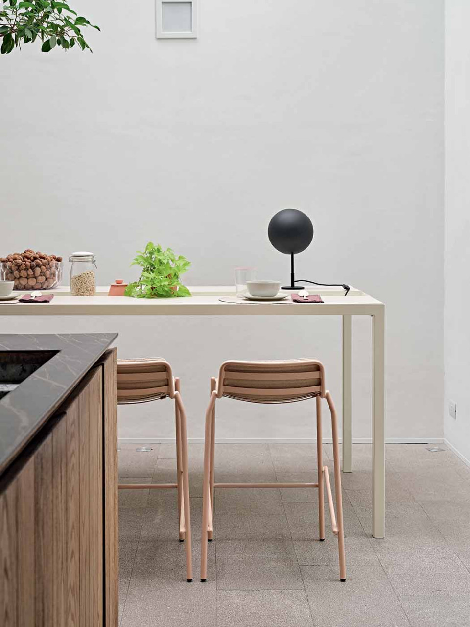 Trampoliere stool suitable for outdoor use in pink