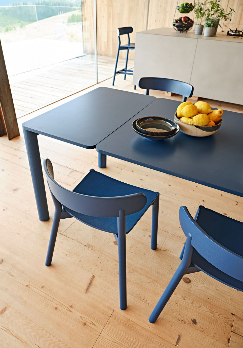 extendable table Woody designed by Midj