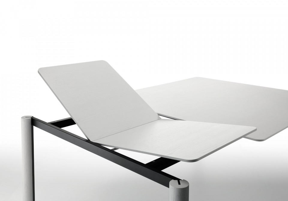 extendable table Woody designed by Midj