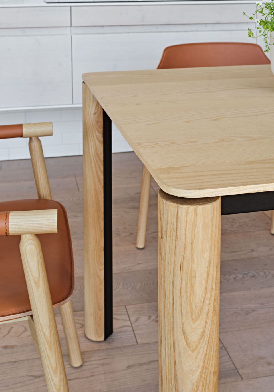 Woody fixed table by Midj