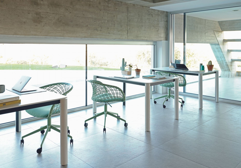 Woody fixed table by Midj