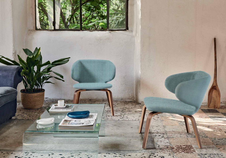 Wrap sedia da attesa con gambe in legno noce fiammato e sedile rivestito in tessuto azzurro
