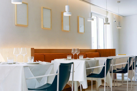 Sedia apelle in cuoio verde nel ristorante L'Arbre di Montpellier