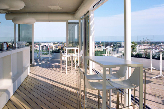 Gli sgabelli Apelle nella terrazza panoramica dell'edificio L'Arbre Blanc di Montpellier