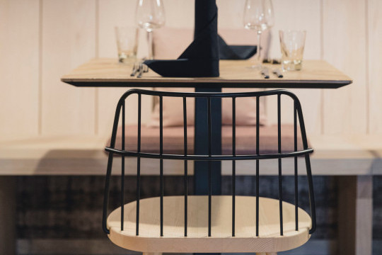 Detail of the Nordic design of the Strike chair