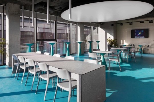 Sedie in plastica di design Nenè nel bar della Dtek Academy