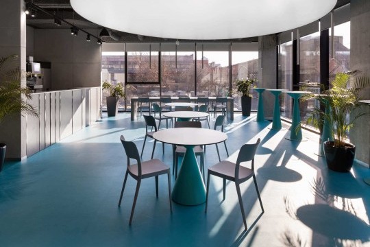 Chaises empilables Nenè en plastique gris-bleu dans le bar de la Dtek Academy