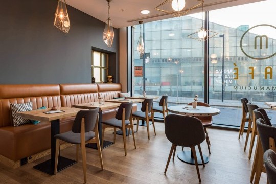 Sonny chaises avec pieds en bois et Joe chaises avec pieds en bois au M Cafè de l'Hôtel Indigo à Manchester