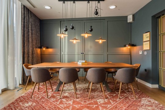 Les chaises revêtues Sonny avec pieds en bois ont été choisies pour aménager les salles privées du restaurant Mamucium de l'hôtel Indigo.