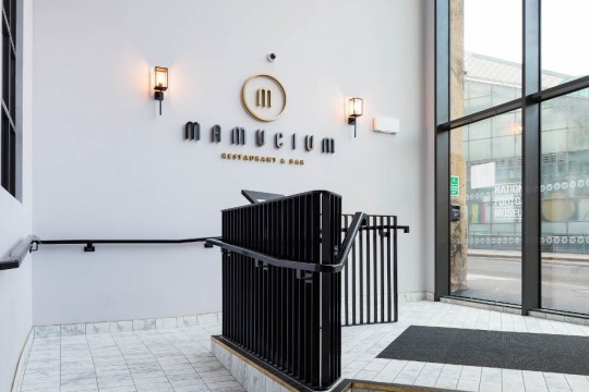 Entrée du restaurant Mamucium à l'intérieur de l'hôtel Indigo