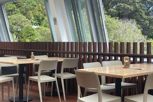 Rātā Cafe in Nuova Zelanda con le sedie della collezione Nenè di Midj
