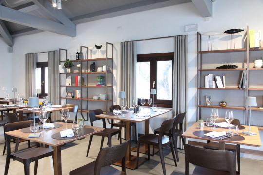 Interno del ristorante San Giorgio Cafè di Venezia con sedie Nenè e tavolini Smart di Midj