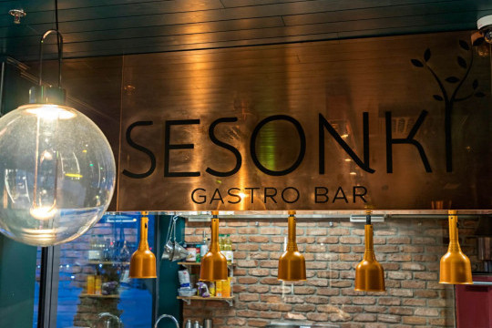 sedie joe in legno di midj nel ristorante sesonki gastro pub