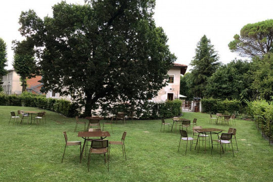 Il Mulino de Zoppola à Pordenone avec chaises Slim et piètements bistrot Ola de Midj