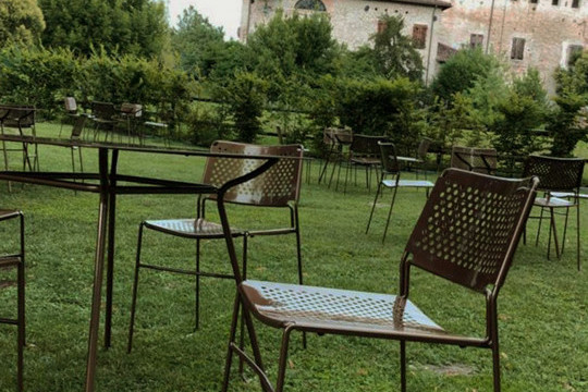 Il Mulino de Zoppola à Pordenone avec chaises Slim et piètements bistrot Ola de Midj