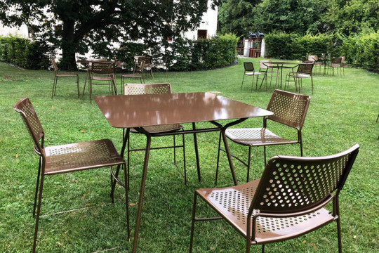 Il Mulino de Zoppola à Pordenone avec chaises Slim et piètements bistrot Ola de Midj